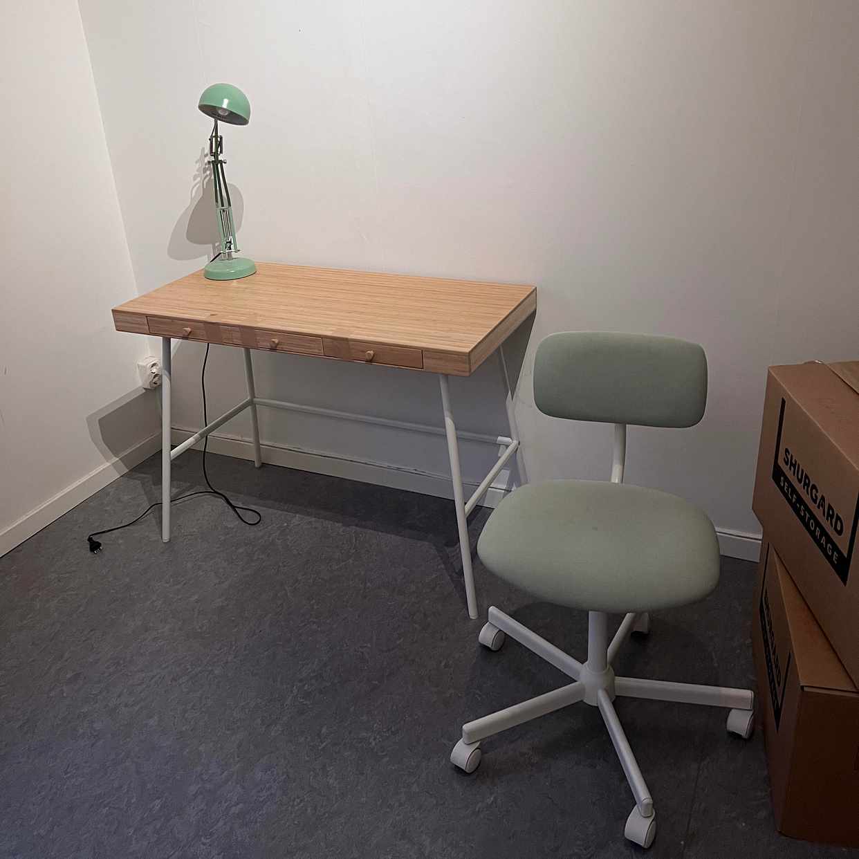 image of Säng, bord, kartonger - 