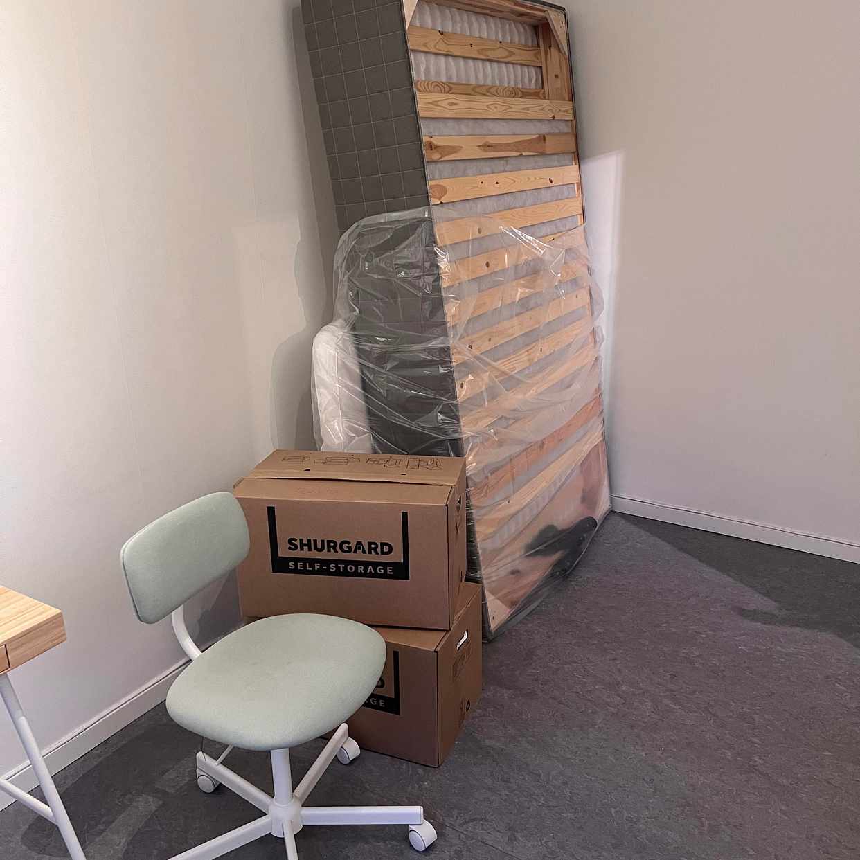 image of Säng, bord, kartonger - 