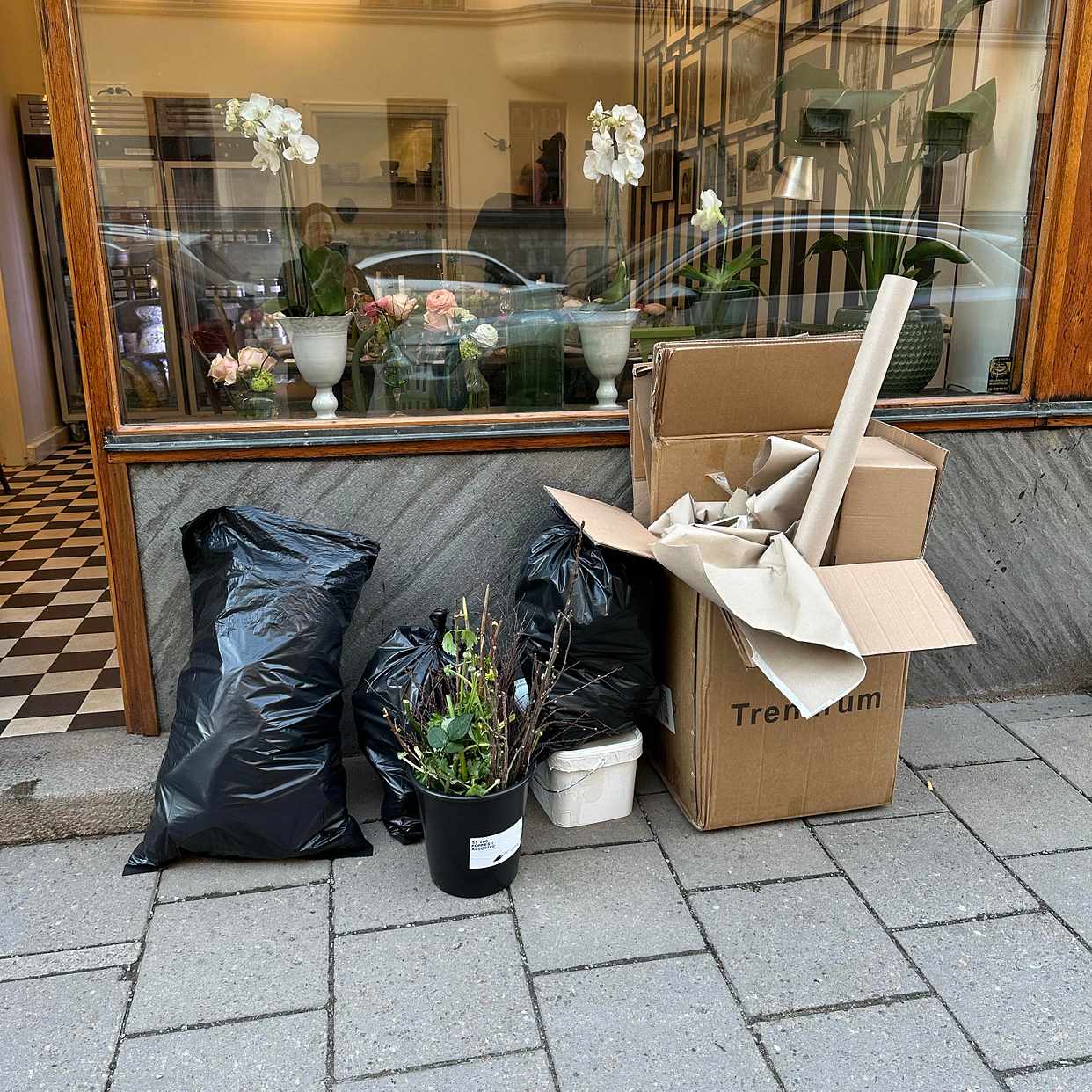 image of Kartonger och skräp - Stockholm