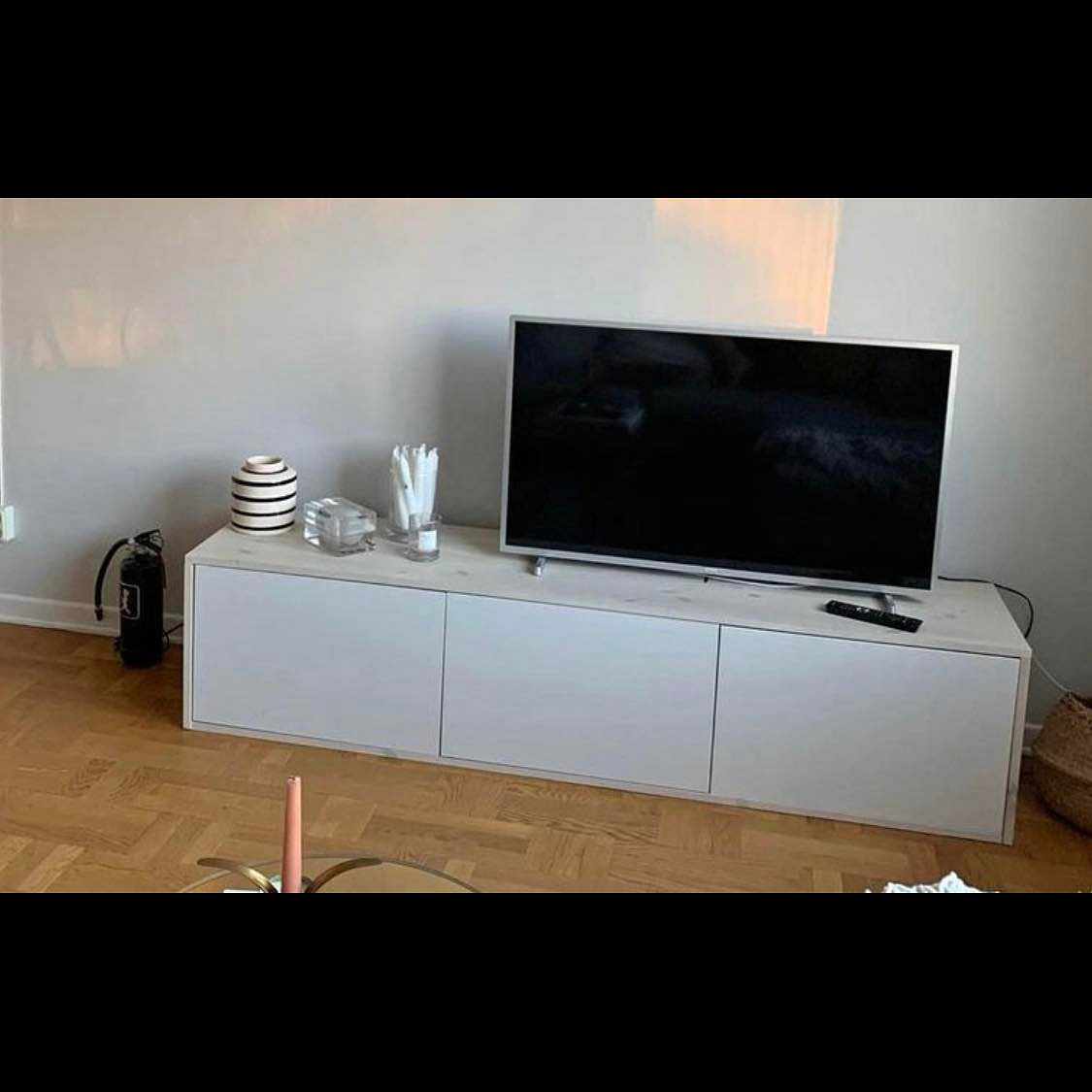 image of Flytta en TV-bänk - 