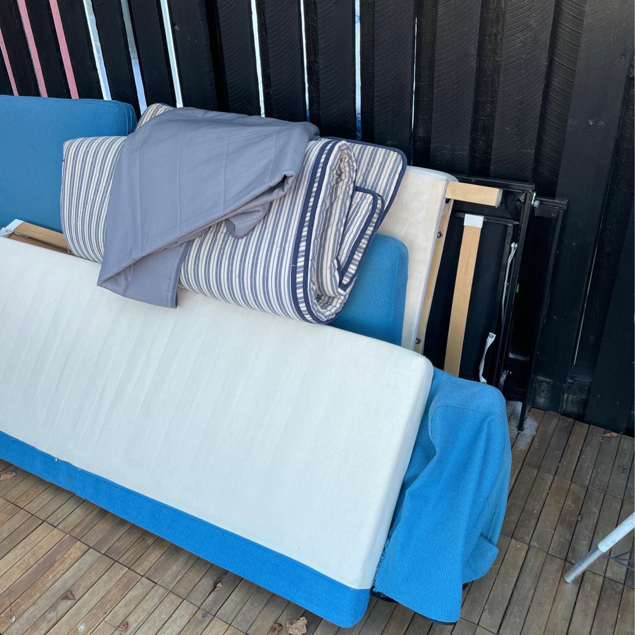 image of Trasig bäddsoffa i delar. - Kista