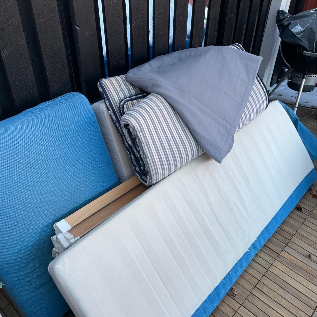 image of Trasig bäddsoffa i delar. - Kista