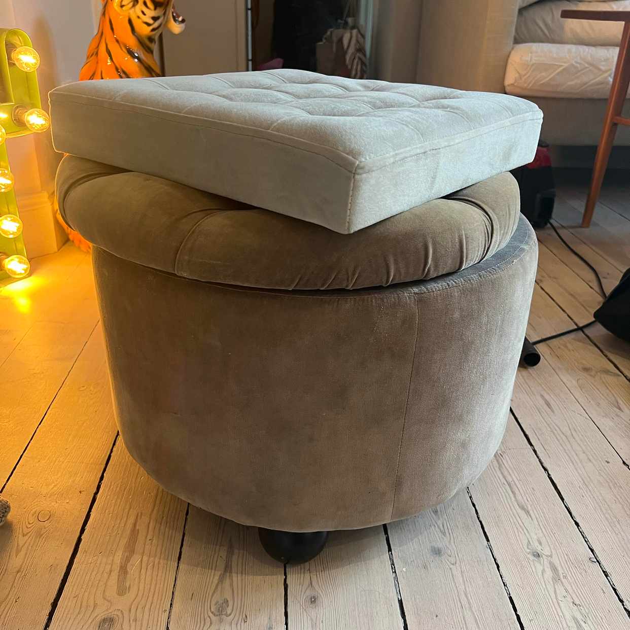 image of Två sitt puffar med skräp - Stockholm