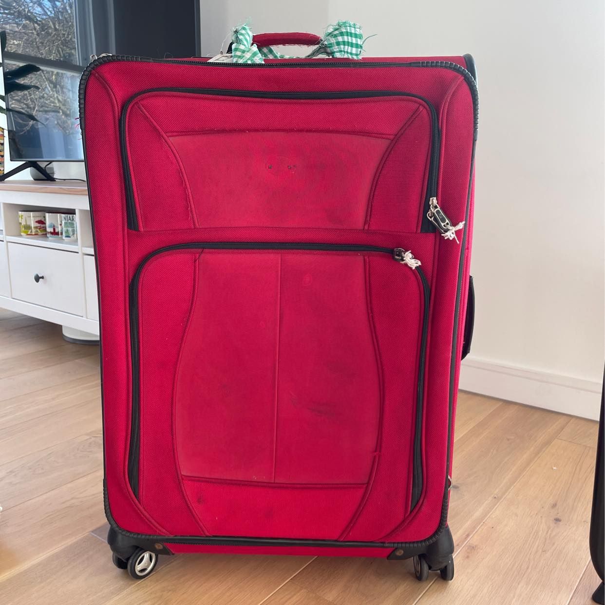 Empty suitcase London Tiptapp