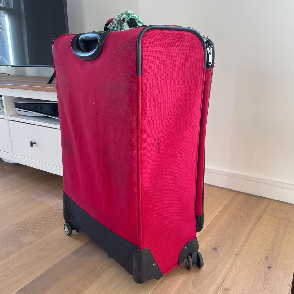 Empty suitcase London Tiptapp