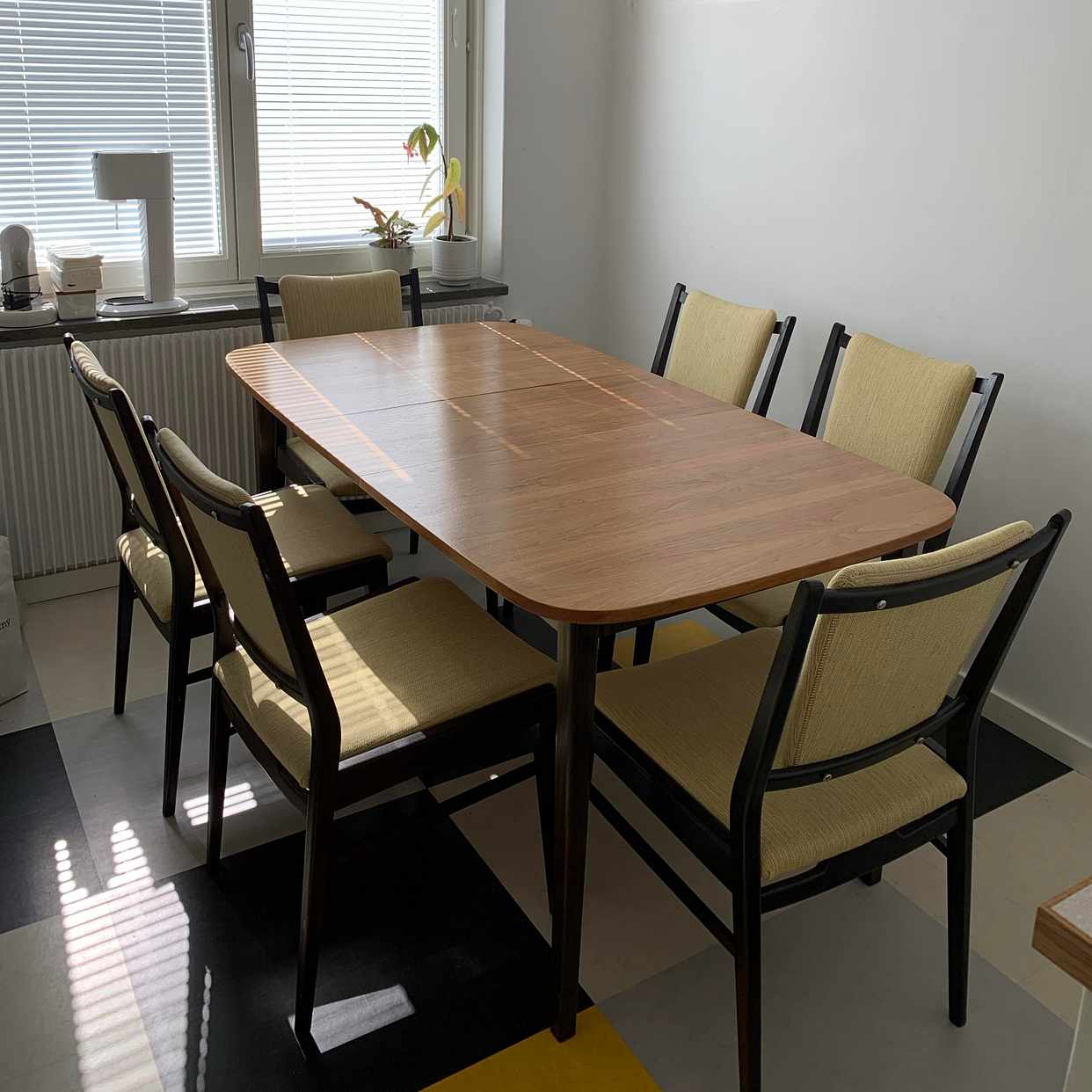 image of Table + 6 chairs - 