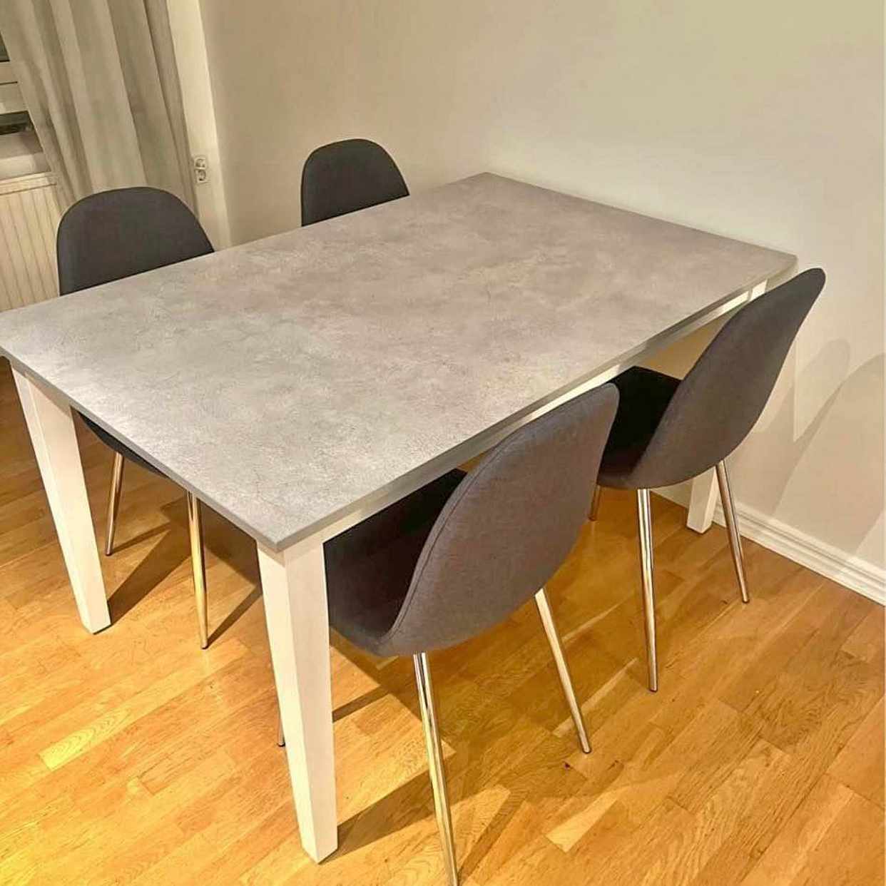 image of Matbord och fyra stolar - 