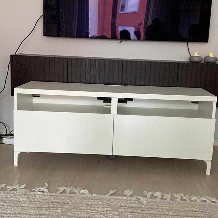image of Vit tv-bänk bortskänkes - Solna