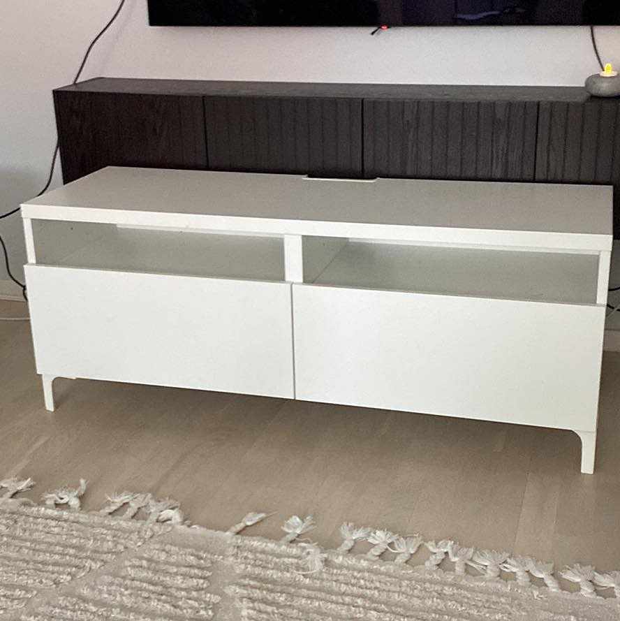 image of Vit tv-bänk bortskänkes - Solna