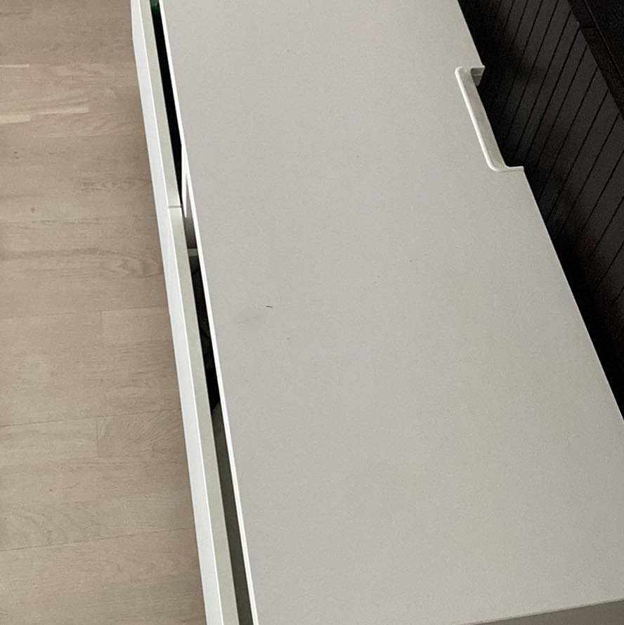 image of Vit tv-bänk bortskänkes - Solna