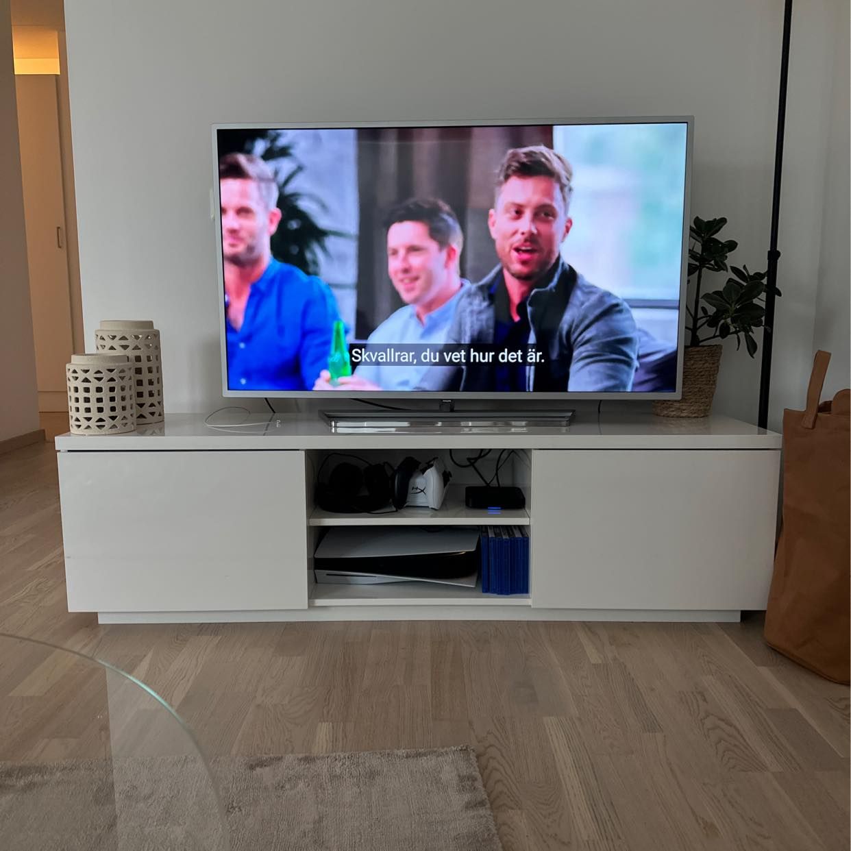 image of Tv-bänk bortskänkes. - Johanneshov