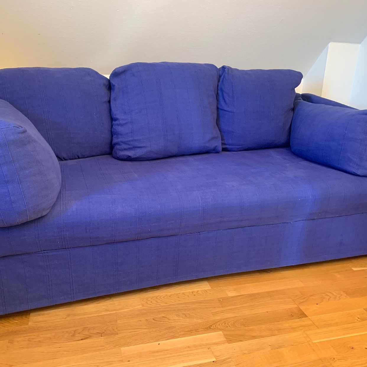 image of Blå omklädd bäddsoffa - Täby