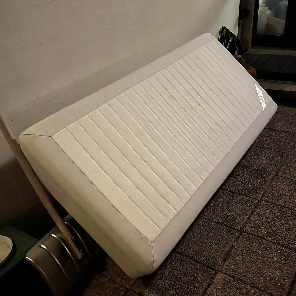 image of Kartonger plast och säng - Vällingby