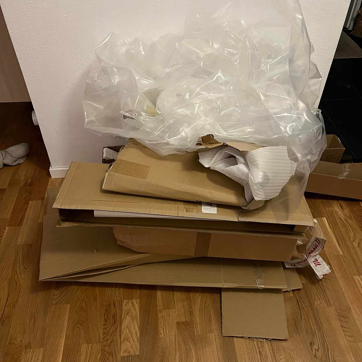 image of Kartonger plast och säng - Vällingby