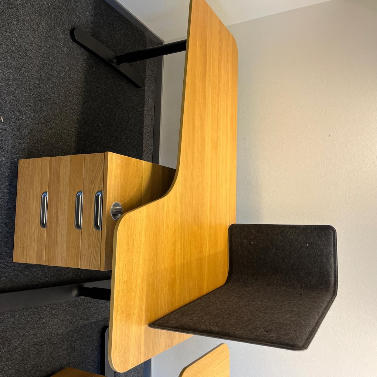 image of 2 skrivbord med hurtsar - Stockholm