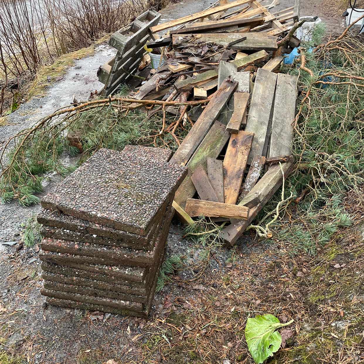 image of EU-pall (5-6st) trä, sten - Lidingö