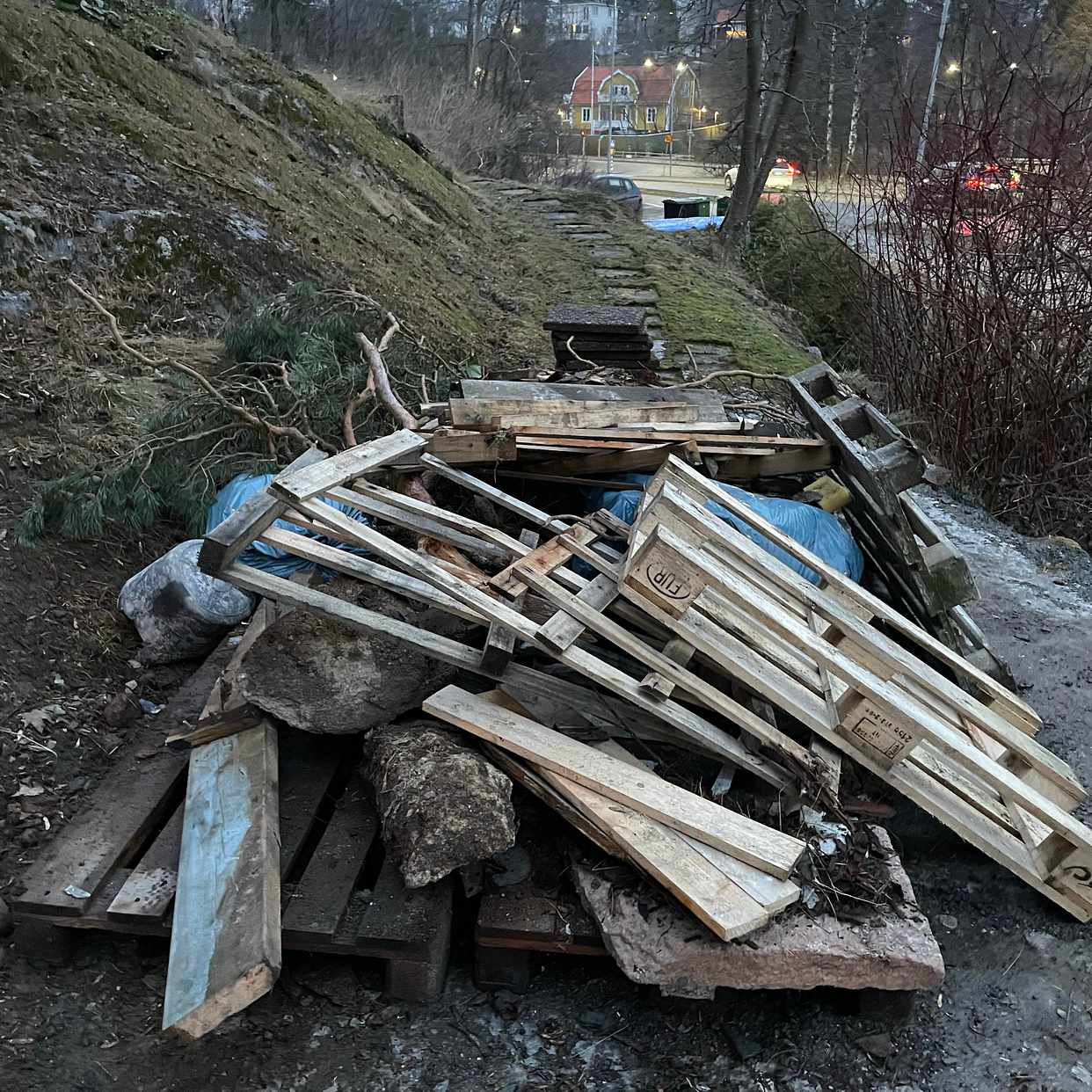 image of EU-pall (5-6st) trä, sten - Lidingö
