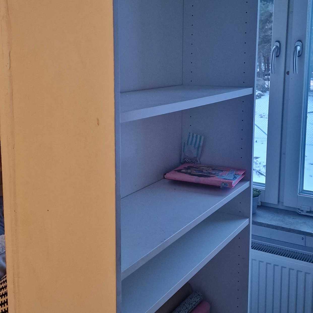 image of Säng bokhyllor byrå mm - Stockholm