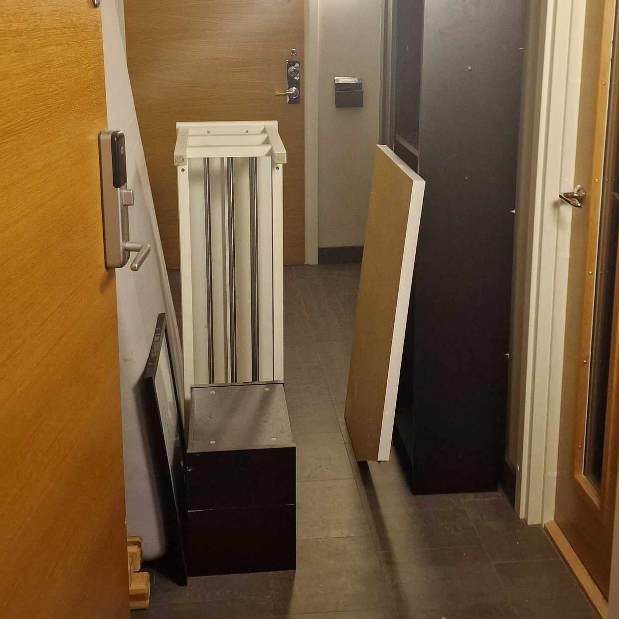 image of Säng bokhyllor byrå mm - Stockholm
