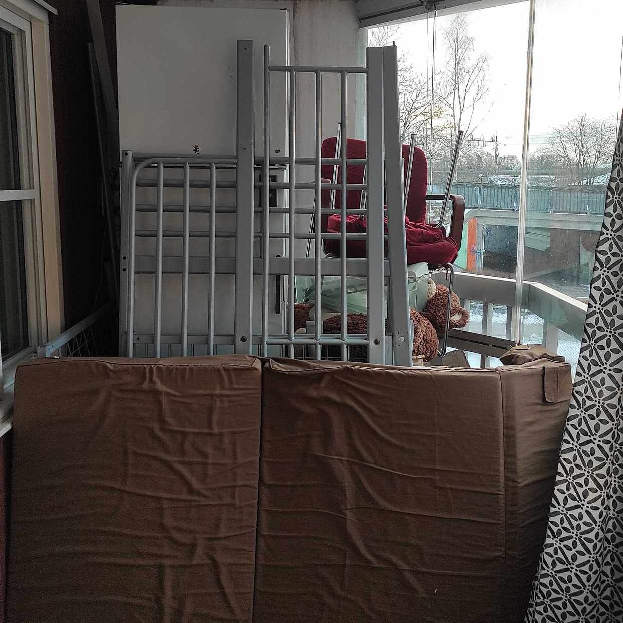 image of Broken freezer+furniture - Älvsjö