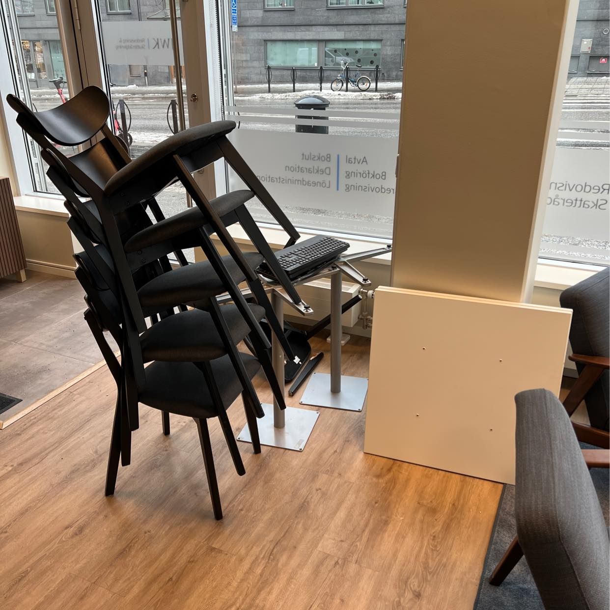 image of 5st stolar och två bord - Stockholms Stad