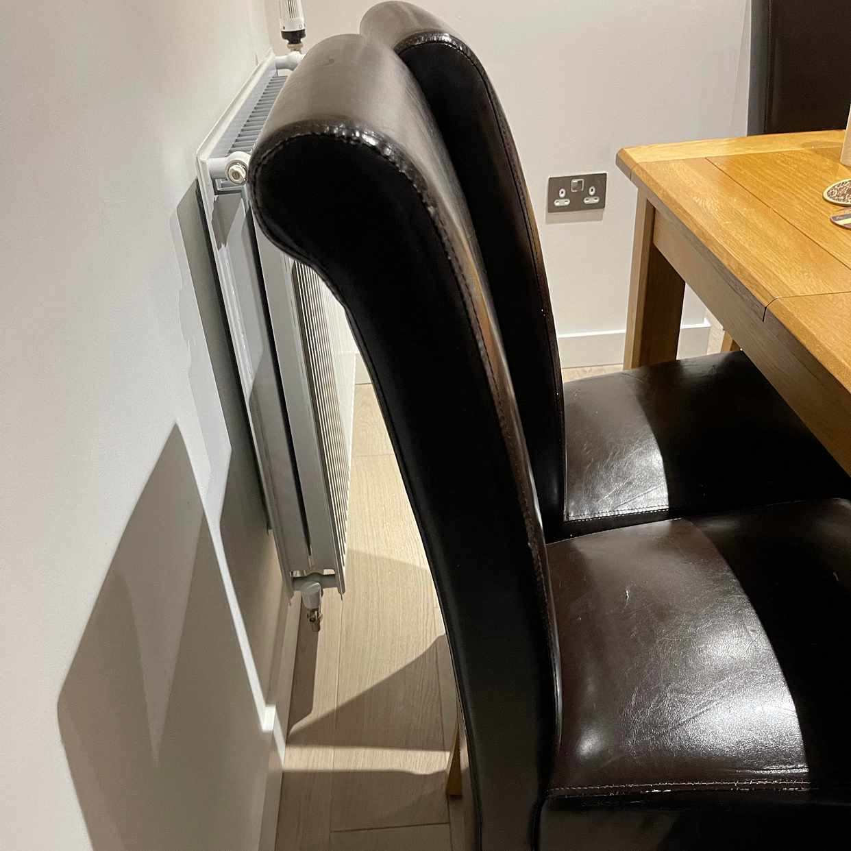 image of 6 leather look chairs - London