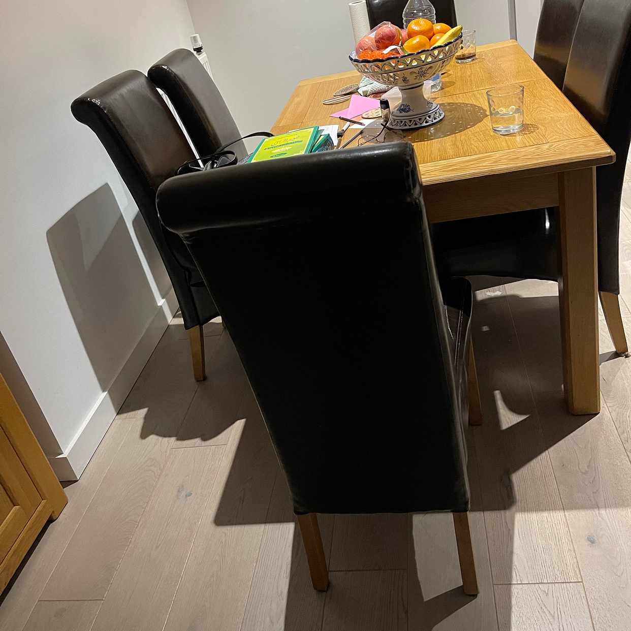 image of 6 brwn leather look chair - London