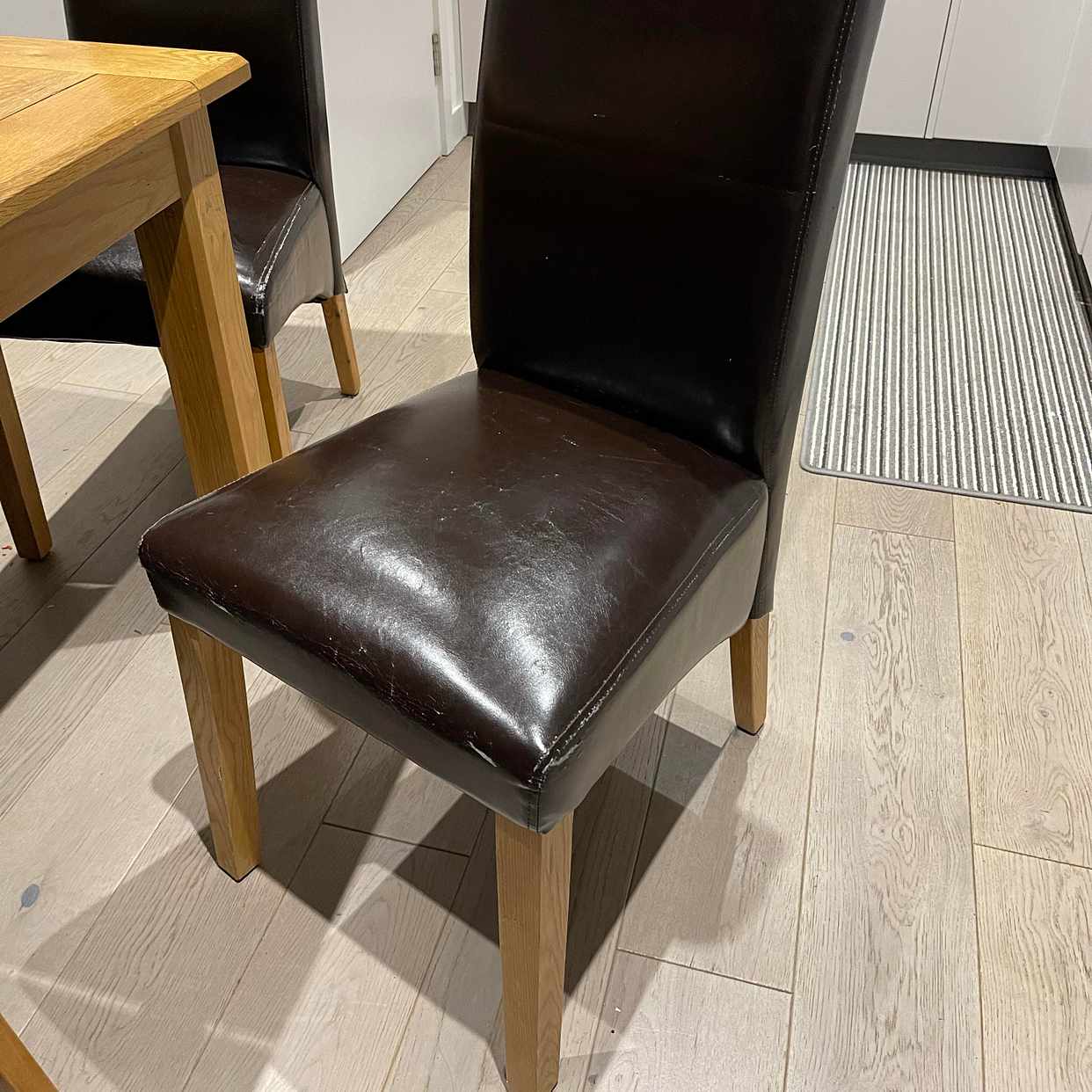 image of 6 brwn leather look chair - London