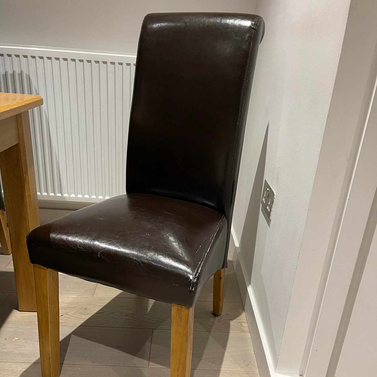 image of 6 brwn leather look chair - London