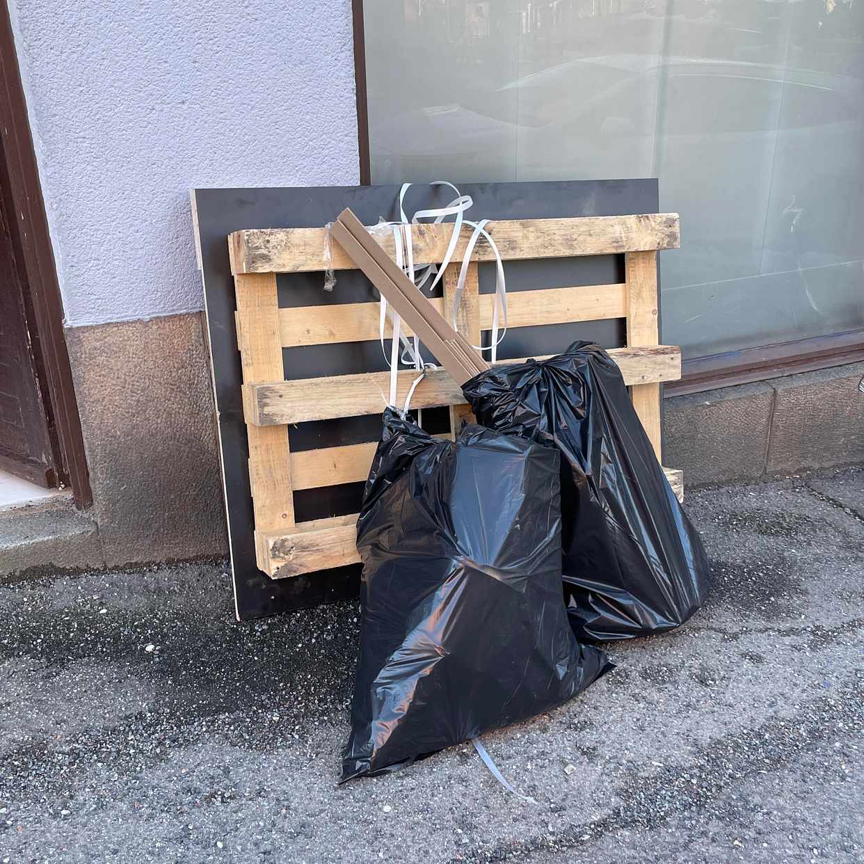 image of Pall plus två påsar skräp - Stockholm