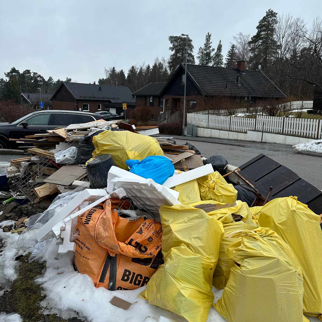 image of Det är renoverings avfall - Märsta