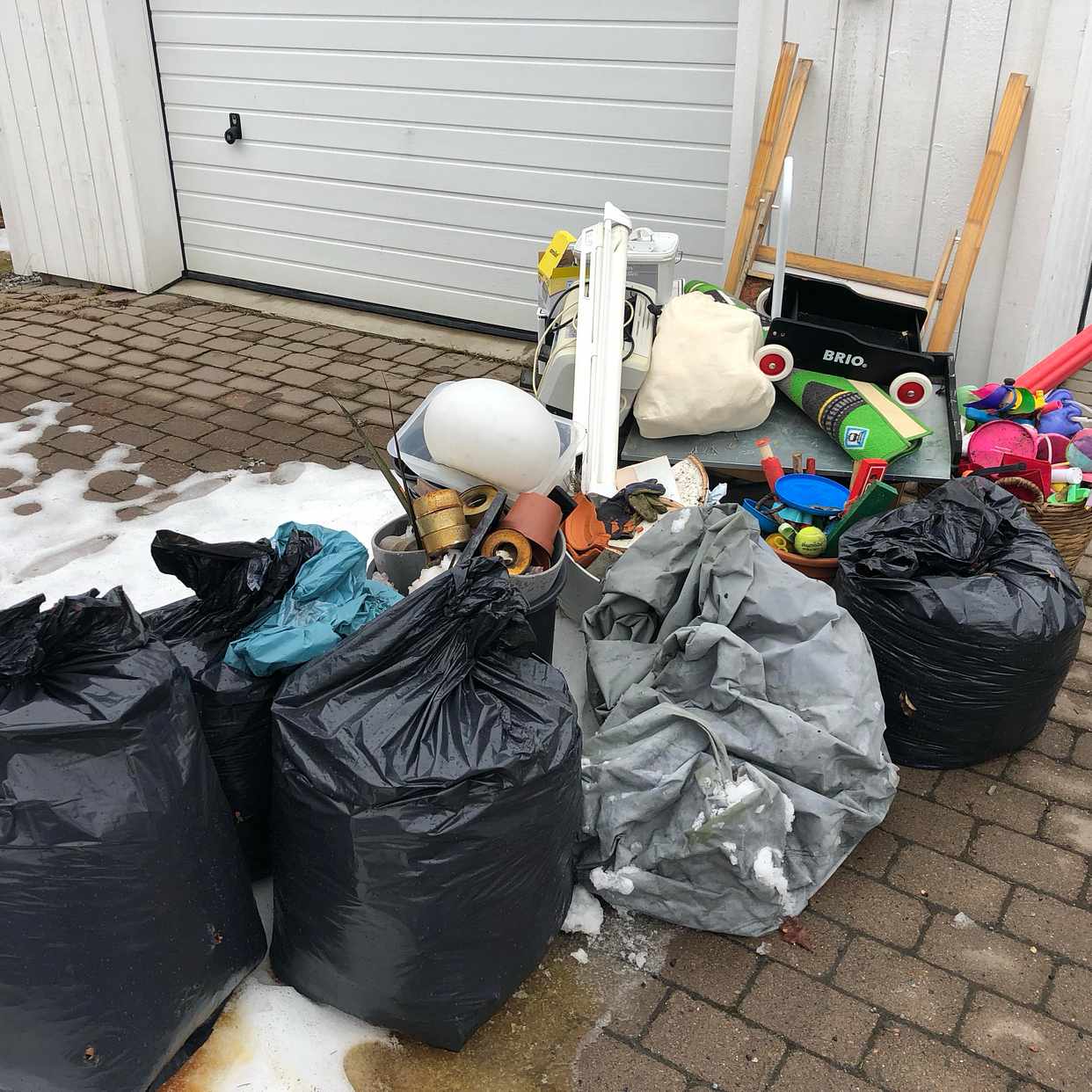 image of Krukor, löv, plastleksak - Värmdö