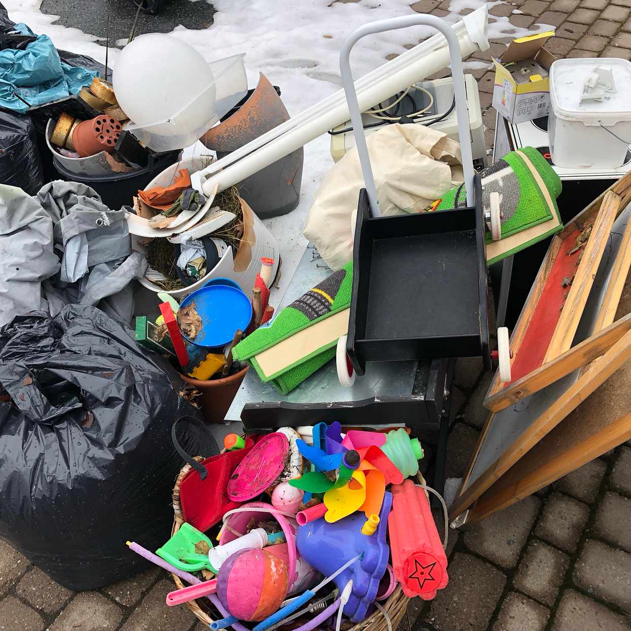 image of Krukor, löv, plastleksak - Värmdö