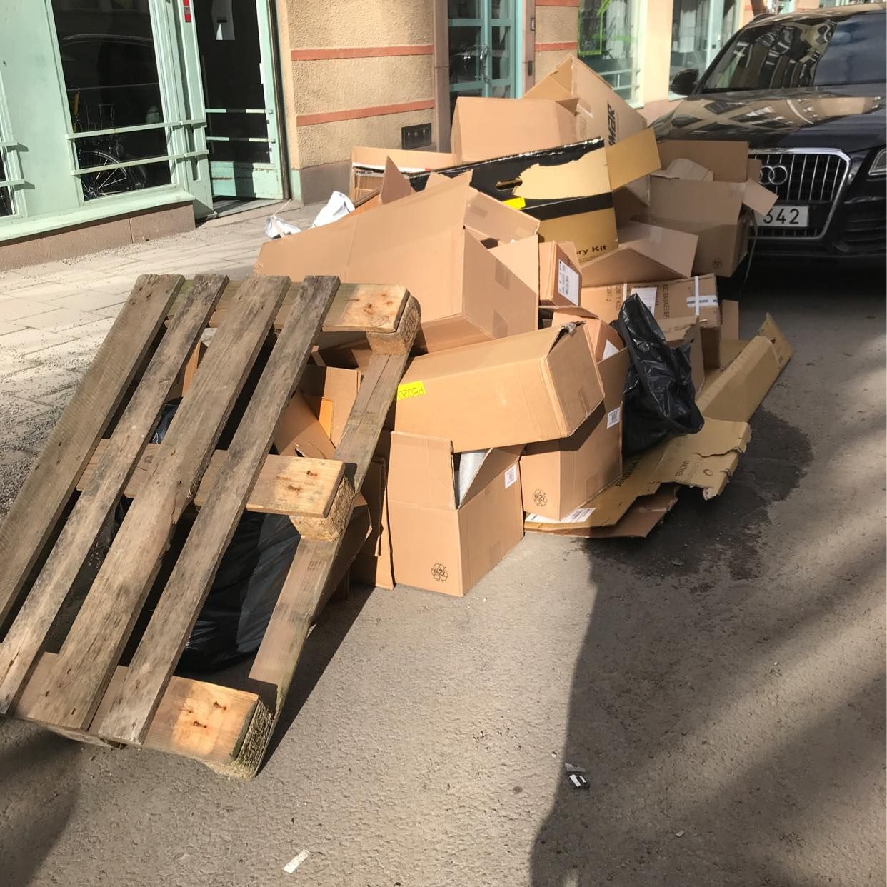 image of Remove boxes (cardboard) - Södermalm