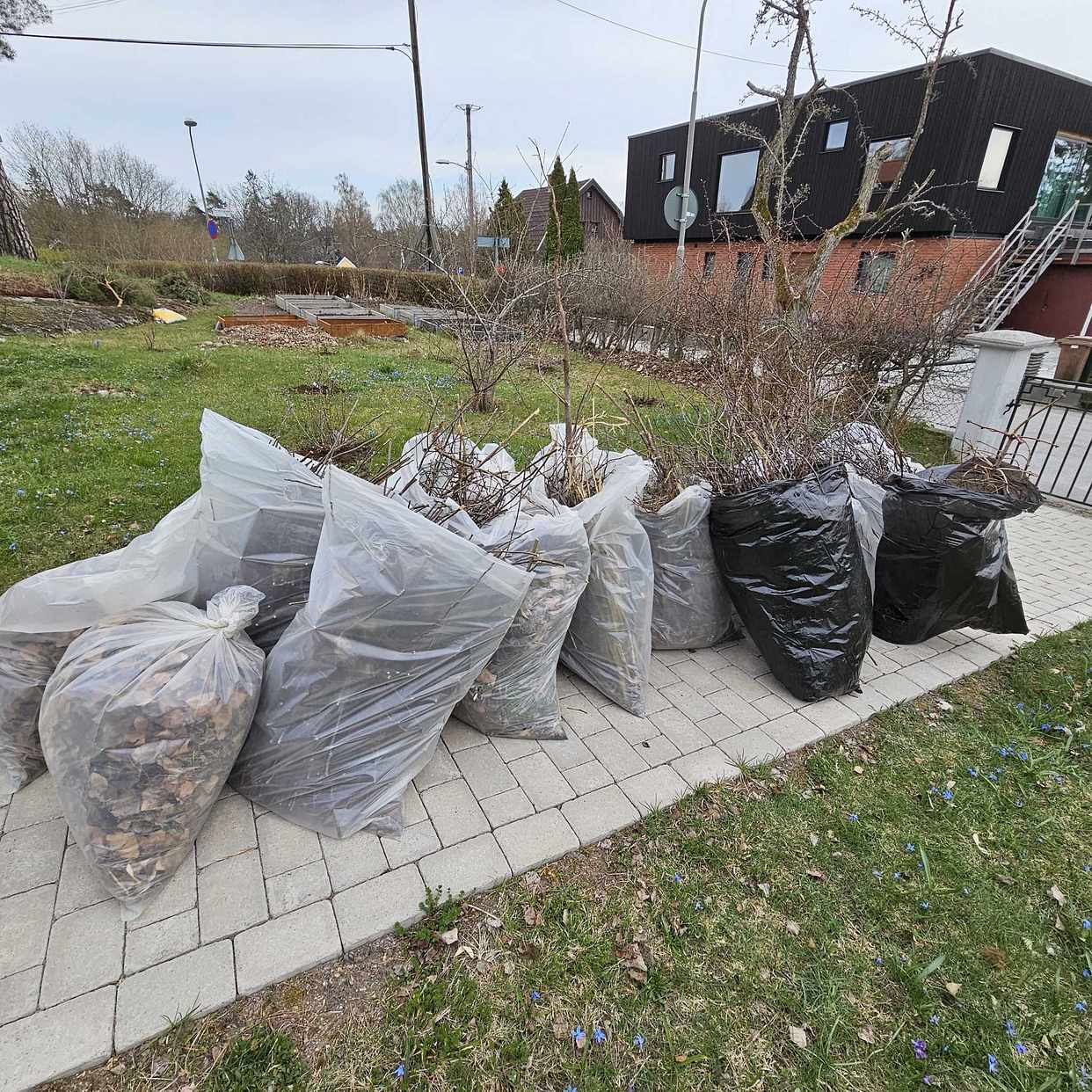 image of Trädgårdsavfall i soppåsa - Hägersten