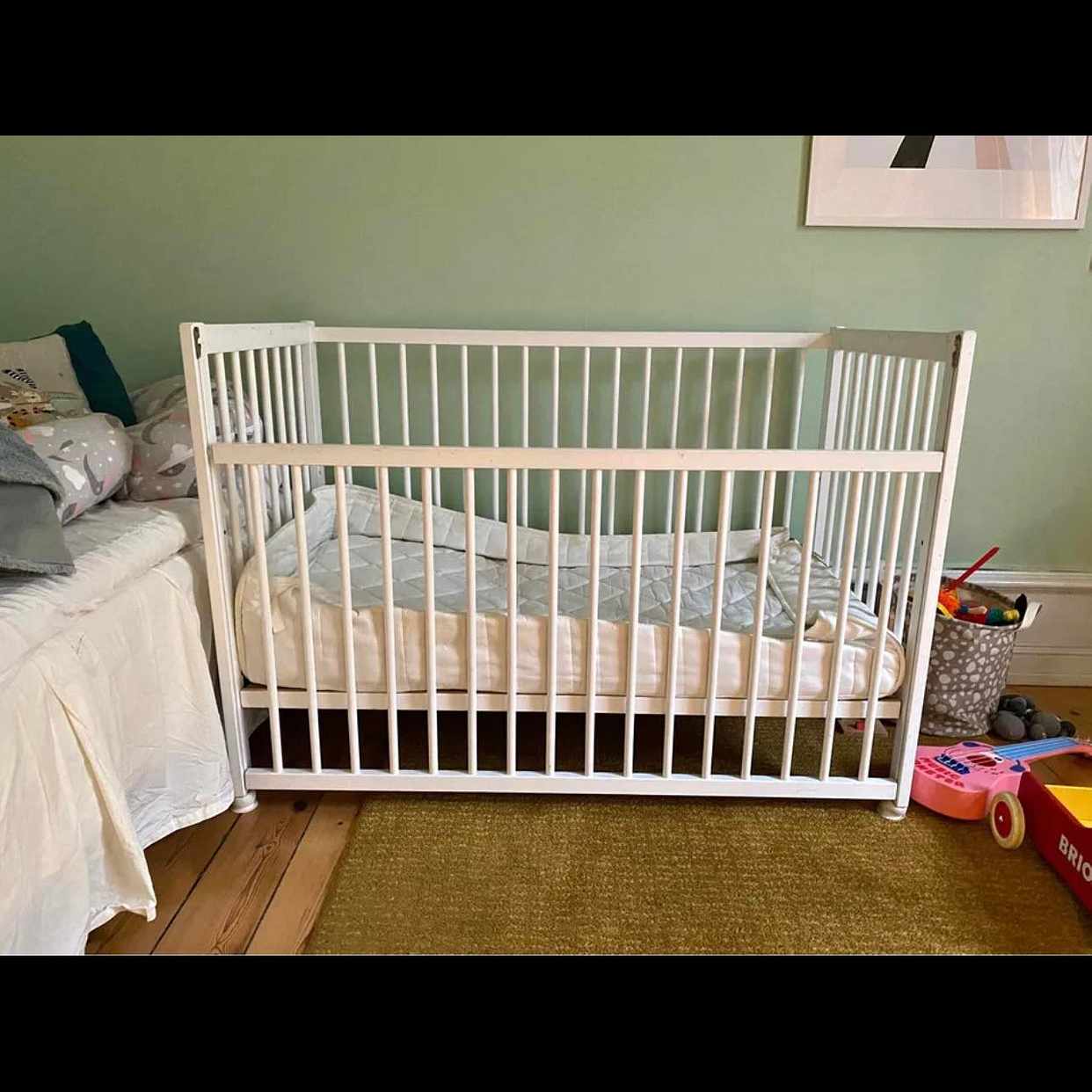 image of Pick up a baby bed - 