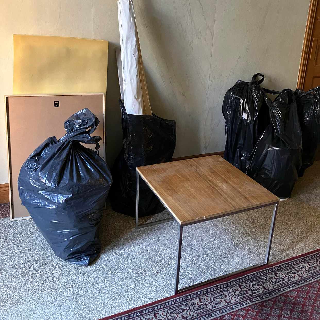 image of 5black bag/table / carpet - Stockholm City