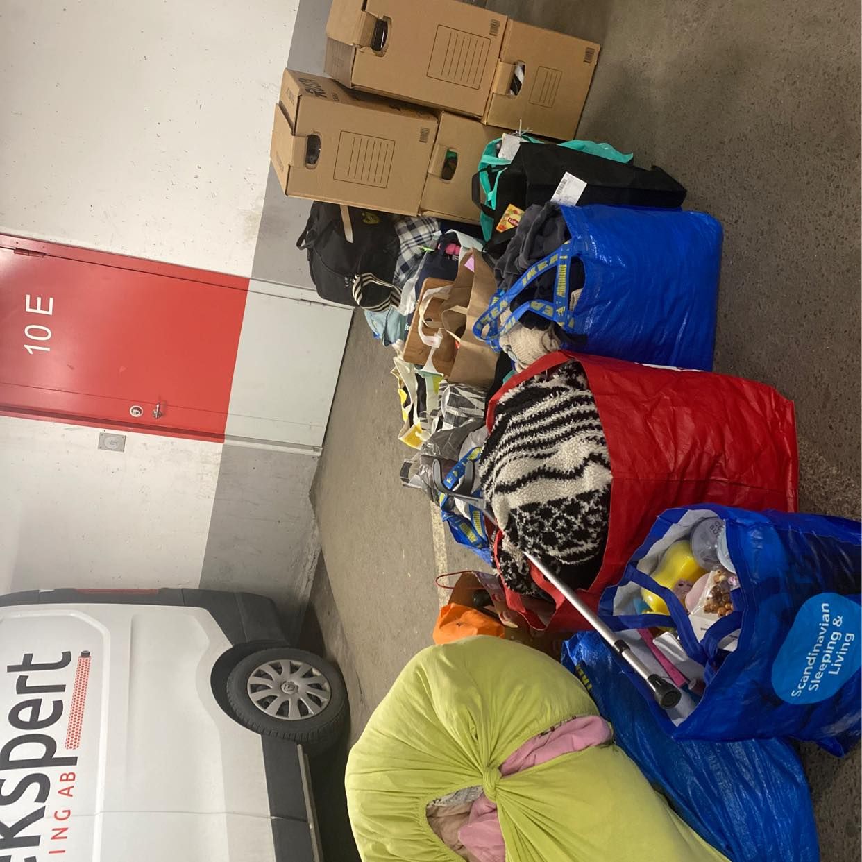 image of Kartonger och små påsar - 