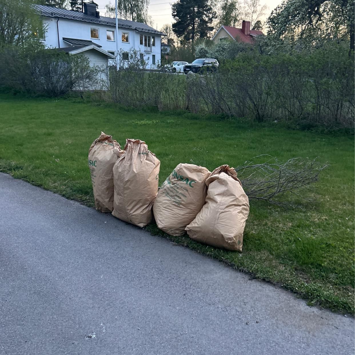 image of 4 säckar trädgårdsavfall - Täby