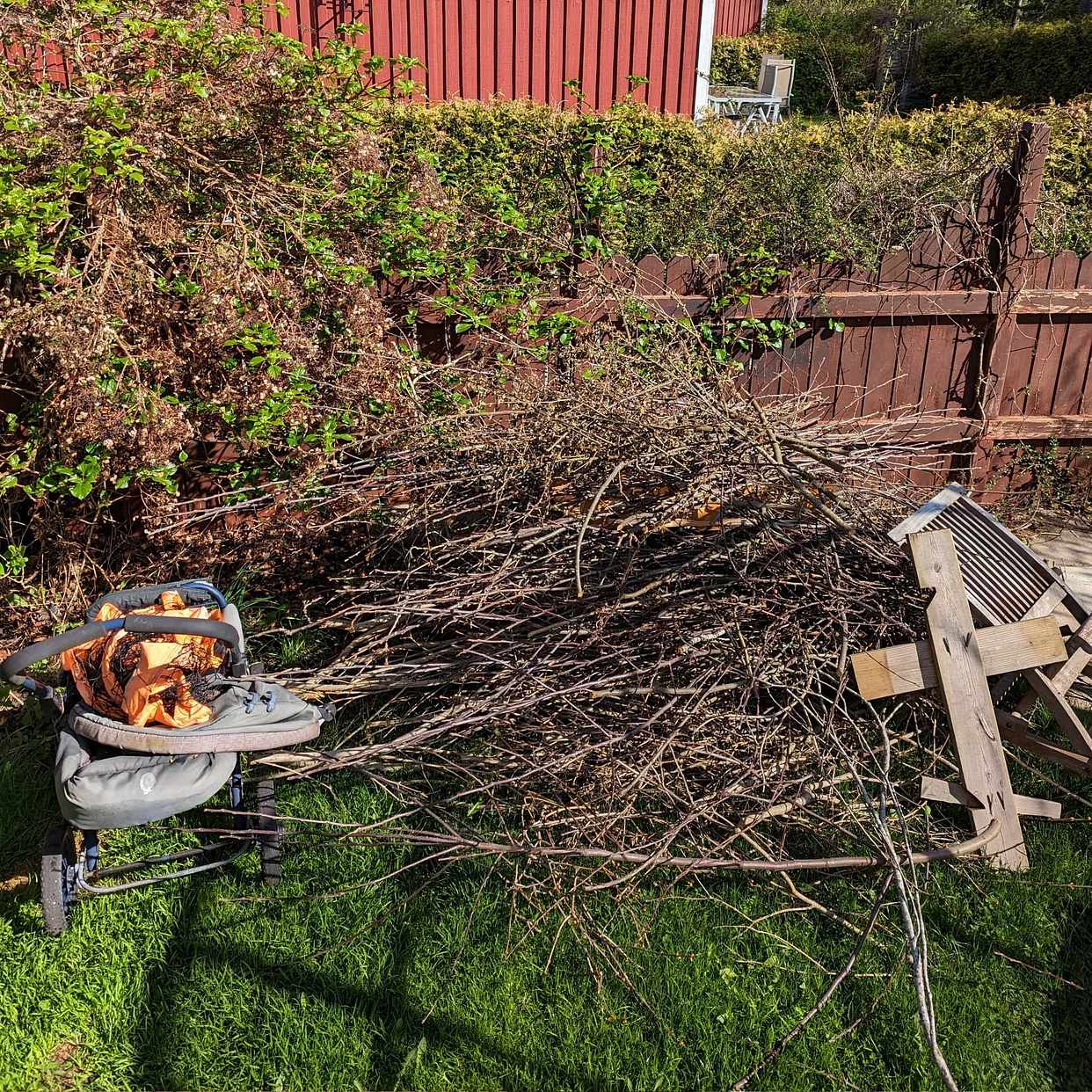 image of Mindre hög med kvistar - Rönninge