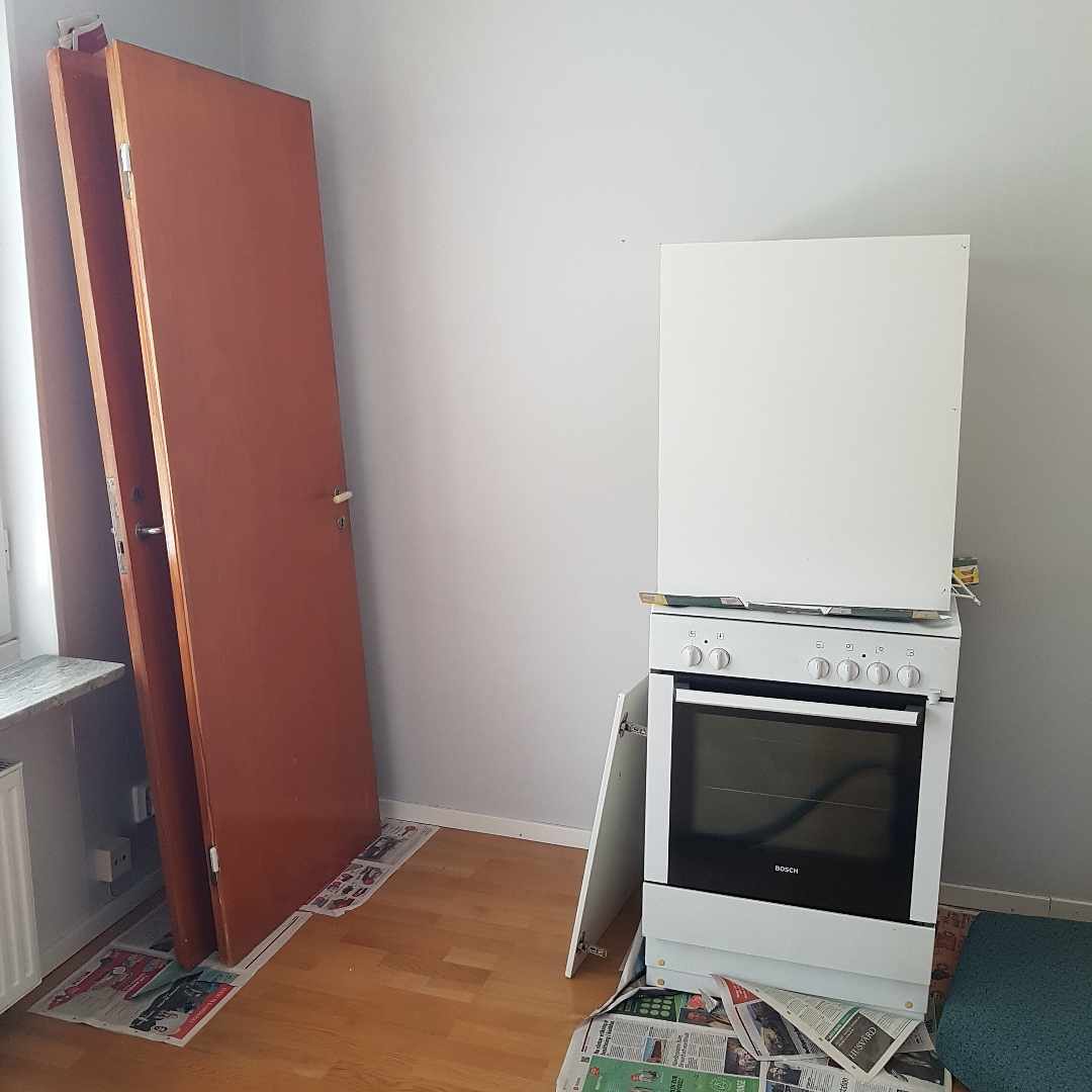 Kartonger tv spis dörrar 