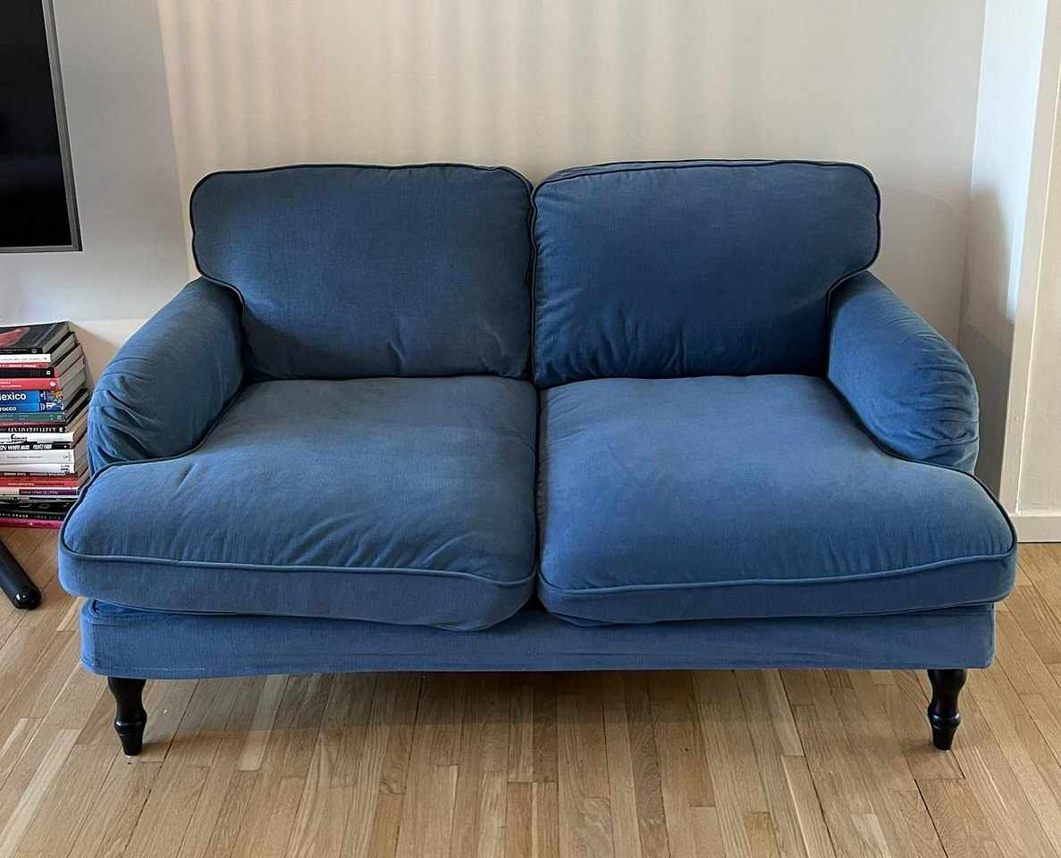 image of Tvåsitsig blå soffa - 