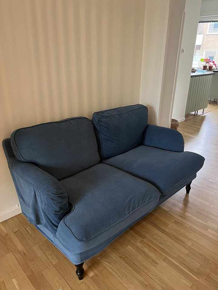 image of Tvåsitsig blå soffa - 