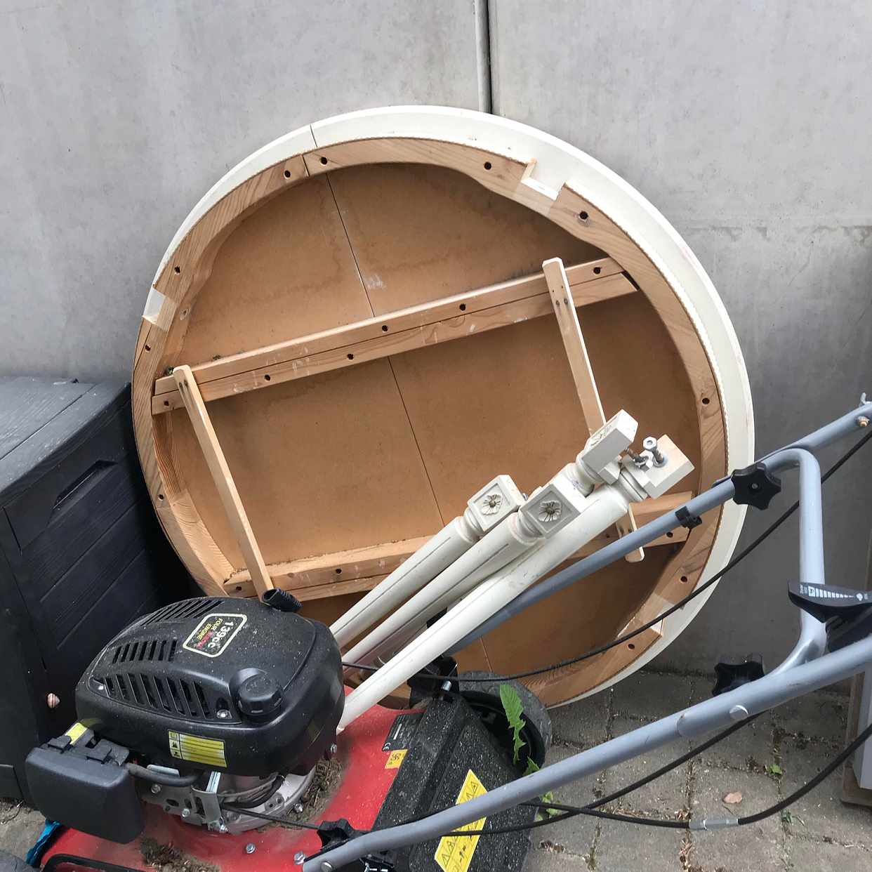 image of Avfall  stol bord gräskli - Upplands Väsby
