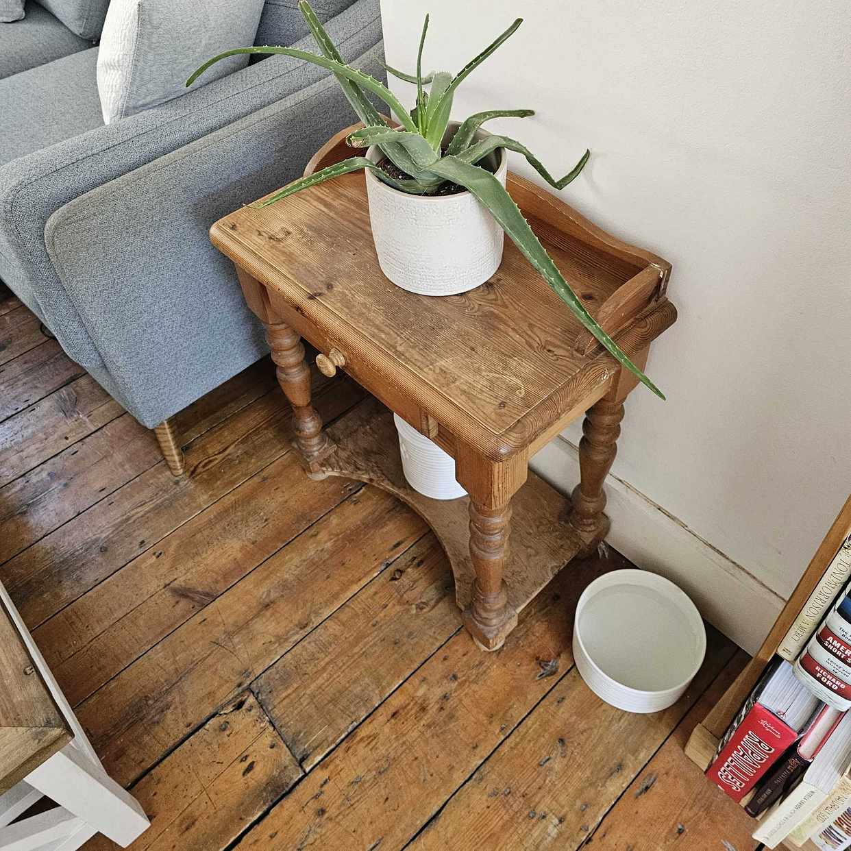 image of Free lamp table - London