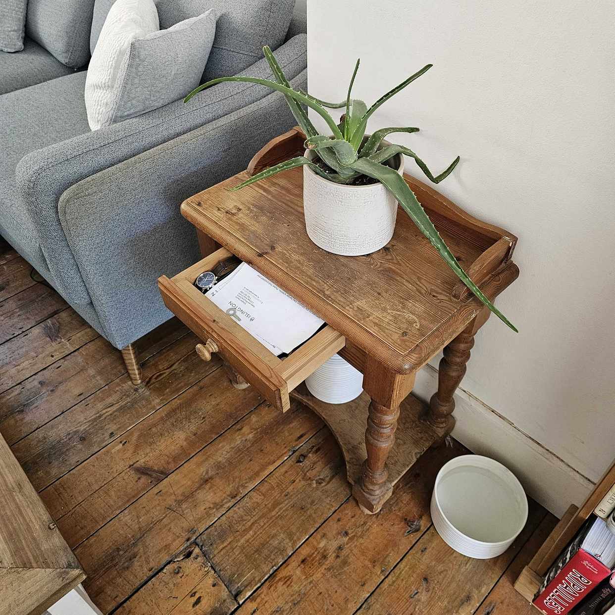 image of Free lamp table - London