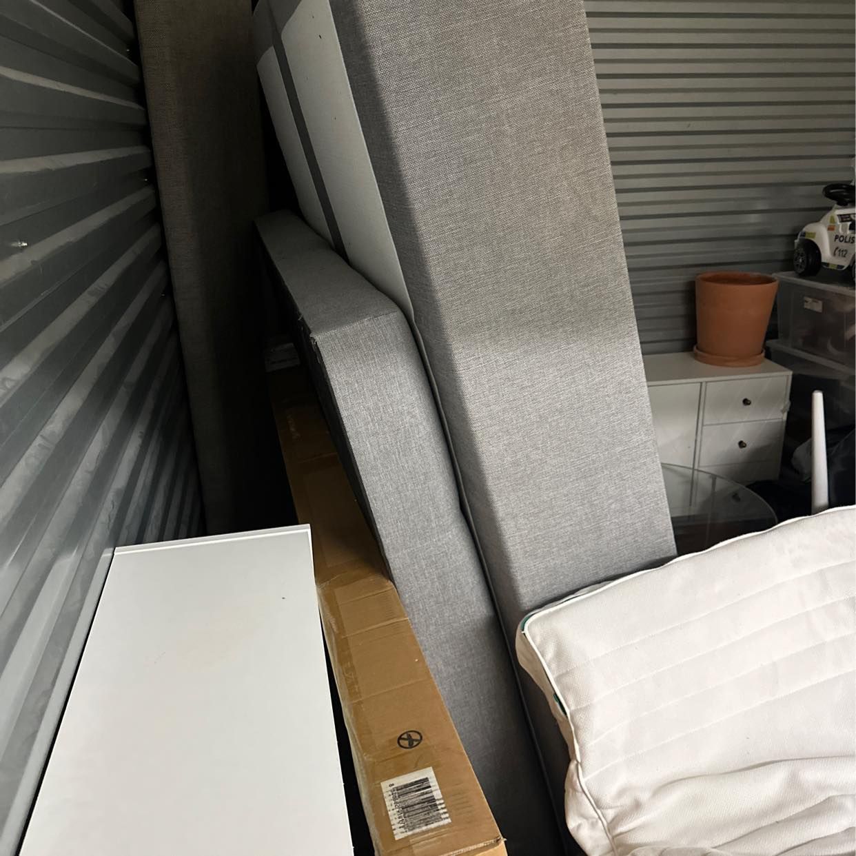 image of Säng + stort bord + soffa - 