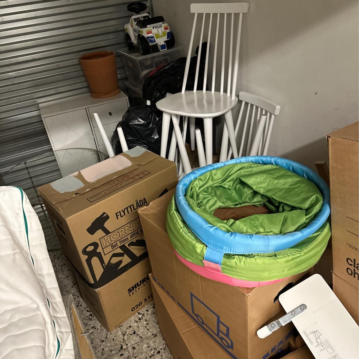 image of Säng + stort bord + soffa - 