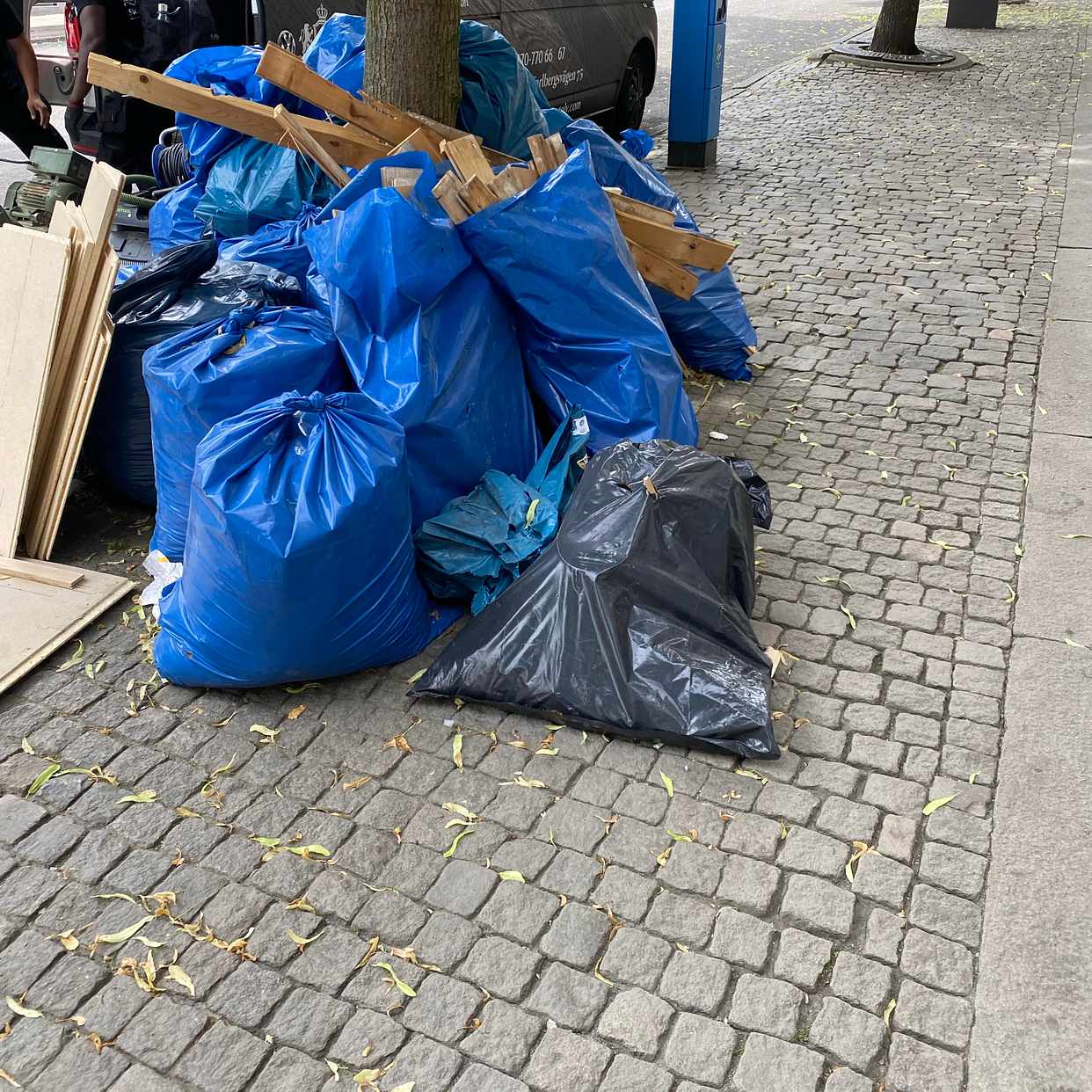 image of Blåa sopsäckar och trä - Göteborg