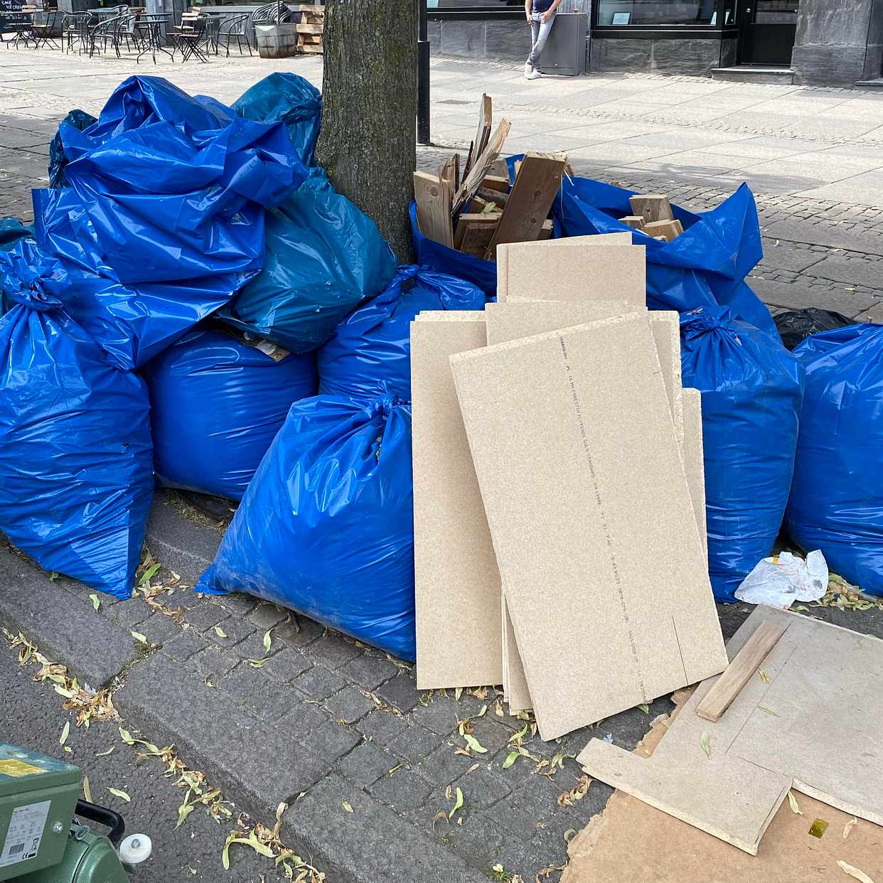 image of Blåa sopsäckar och trä - Göteborg